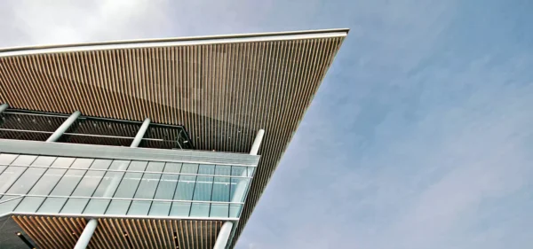 Toiture d’un bâtiment rénové avec panneaux solaires – Suisse